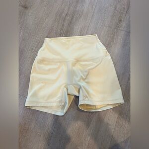 AIRLUXE™ BREATHE SHORTS - BUTTER